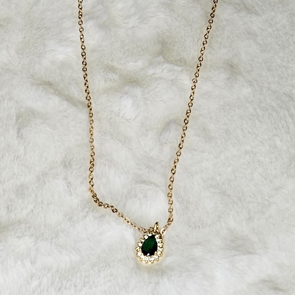 BEAUTIFUL💚 Gold emerald and cz stones necklace